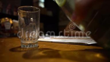 4K服务员在餐厅用木桌端上<strong>一杯柠檬水</strong>