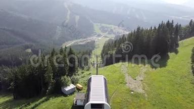 <strong>今年</strong>夏天，喀尔巴阡山的无人机在缆车上飞行