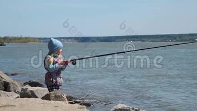 小女孩在河边钓鱼