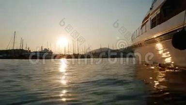 土耳其博德鲁姆度假小镇港口的日落时间。 停泊在海湾的<strong>豪华游艇</strong>