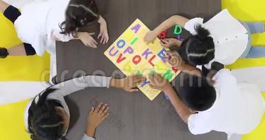 亚洲<strong>学生一起</strong>玩字母玩具。