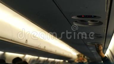 <strong>乘务员</strong>展示飞机上的安全，乘客调节空气流动