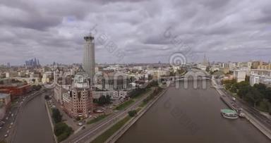 莫斯科，俄罗斯。俄罗斯文化<strong>中心</strong>“红山”鸟瞰图包括莫斯科的<strong>商业中心</strong>“河畔塔”
