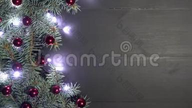 圣诞节背景的黑木装饰杉树枝。 松树装饰着黄柏和明亮的灯光