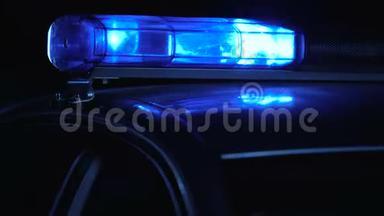警察巡逻车在夜间街道、犯罪现场、法律和秩序上安静地闪烁