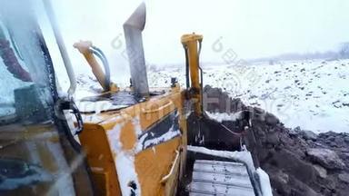 <strong>冬季雪天</strong>推土机与地面配合工作. 从客舱看