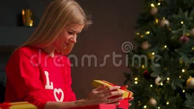 带着圣诞帽的<strong>女孩许愿</strong>并打开圣诞礼物包。节日和新年的概念。