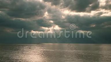 美丽的阳光穿过云层，穿过<strong>海水</strong>、大湖和<strong>小船</strong>