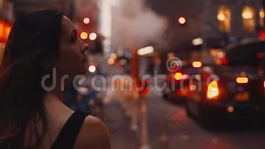 近景的年轻美女站在纽约，美国市中心附近的交通道路靠近烟斗。