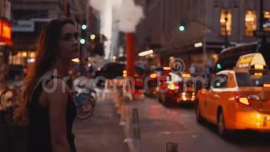 年轻的美女站在美国纽约靠近<strong>烟斗</strong>的交通道路附近，等待出租车。