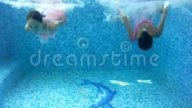两个十几岁的女孩在室内<strong>游泳</strong>池水下潜水的4k视频。 <strong>儿童</strong>享受水的乐趣