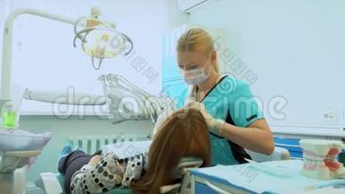 使用消毒设备进行手术的<strong>牙医</strong>。 <strong>牙医</strong>的肖像。 牙科椅上的病人。 牙科