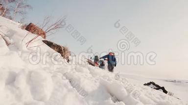 一群准备充分的登山者肯定克服了躺在小山坡上的大雪