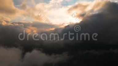 在云层上方的夕阳下，用照相机穿过傍晚的雨云。 在云层中飞行得很棒。 空中景观