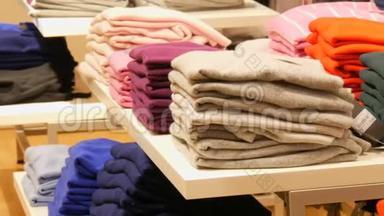 德国纽伦堡-2018年12月3日：时尚的衣服堆放在货架上，在一家服装店的衣架上。