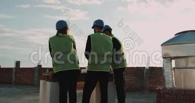 班组工程师分析施工现场建筑方案图，戴安全帽，高