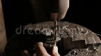 金属工人钻钢细节。 带有金属刨花的钻头的特写。 车间机械作业.. 电气