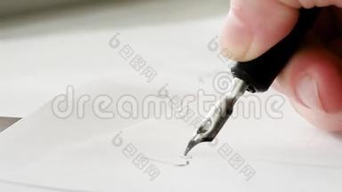 女人`手用墨水写字，钢笔。 写作。 创作作品<strong>的</strong>创作过程