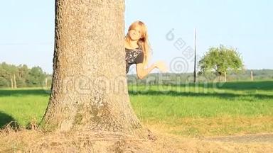 微笑的女孩在树后挥手