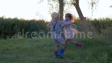 孩子们在户外玩得很开<strong>心</strong>，<strong>可爱</strong>的小男孩和女孩在绿草上旋转
