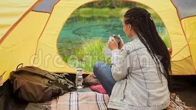 女人在帐篷里放松，徒步旅行，<strong>夏季野外</strong>旅行