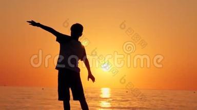 一个男孩站在海滩上的剪影，幸福的概念，<strong>梦想</strong>，人类的空间，孩子们`<strong>梦想</strong>