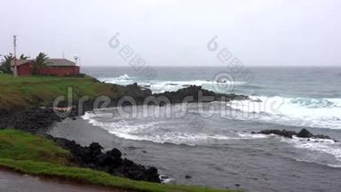 岩石海岸的波浪与海岸的<strong>气象站</strong>