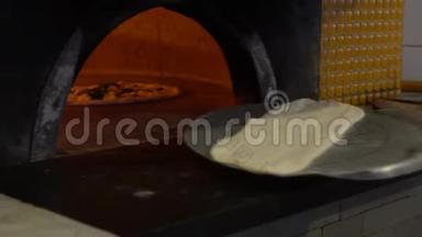 在传统的木烧石炉中缓慢移动意大利原装披萨