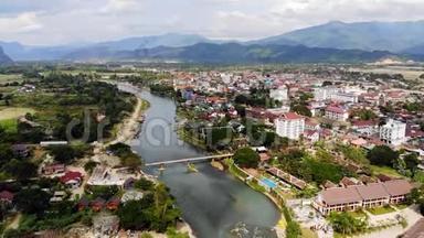 老挝王维能村<strong>南宋</strong>河上的竹桥。 城市的最高景观。 城市景观。 美丽的自然