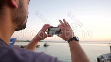 一位坐渡船的年轻人用手机拍摄海上和船只的故事<strong>视频</strong>。 高清<strong>慢镜头</strong>。 克里米亚，俄罗斯。