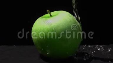 在黑底的绿苹果上浇<strong>上新</strong>鲜水