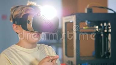 小学生用虚拟现实眼镜制作3d打印小工具。