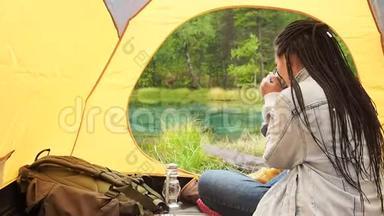 女人在帐篷里放松，徒步旅行，夏季野外旅行