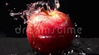 在黑色背景的<strong>红苹果</strong>上倒入<strong>新鲜</strong>水