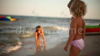 孩子们在海边玩沙子。 暑假家庭假期