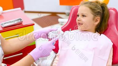 牙医教这个孩子——一个没有前乳牙的小可爱女孩如何在牙椅上清洁牙齿