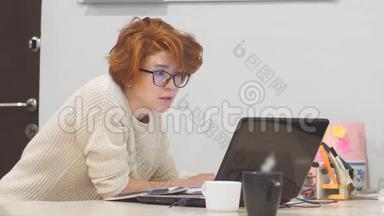 集中精力的女商人戴着眼镜，<strong>深夜</strong>在办公室里用电脑<strong>工作</strong>。