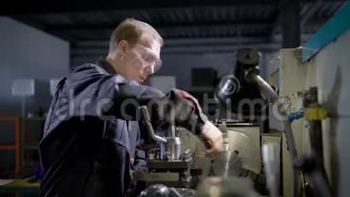 年轻的专业工厂工人，穿着<strong>防</strong>护服，戴着特殊机械的<strong>眼镜</strong>。