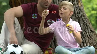 一起<strong>泡泡</strong>泡休闲时光，动物园爸爸在夏日公园招待孩子