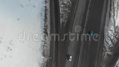 高速公路上的鸟瞰图。 一架摄像机飞越公路上空