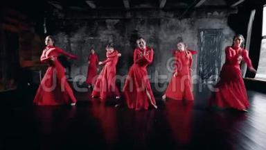 七位迷人的舞女正在<strong>排练</strong>厅里跳舞，她们穿着红色的裙子躺在地上