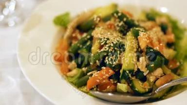 <strong>青豆沙</strong>拉，红辣椒，鸡肉，生菜叶和芝麻.. 特写