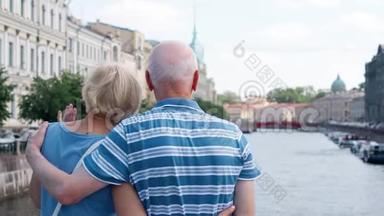 老两口站在运河码头<strong>四处</strong>张望。 养老金领取者在俄罗斯圣彼得堡旅行