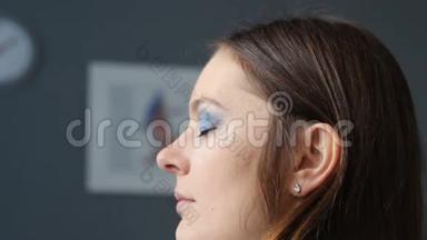 化妆师将黑色眼线应用于模型眼。 全高清