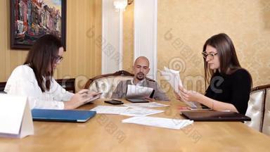 愤怒的老板骂女员工工作不好结果坐在会议桌上，男主任大吼大叫