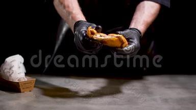 职业厨师用黑手套煮成两块，<strong>美味</strong>的热煎烤奶酪包，分离在<strong>黑色</strong>