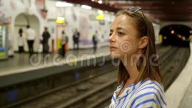 <strong>地铁站的</strong>年轻女子在等火车