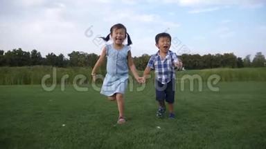 欢乐的亚洲儿童一起跑公园