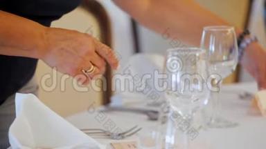 装饰师是餐厅内带有婚礼名称标签的装饰桌