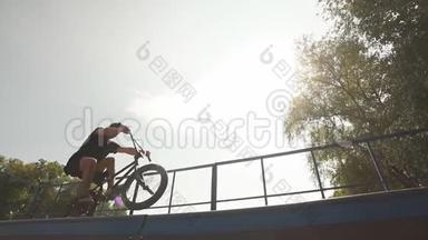 自由式。 在滑板公园的<strong>坡</strong>道上，BMX骑手在自行车上滑行。 <strong>街</strong>头文化
